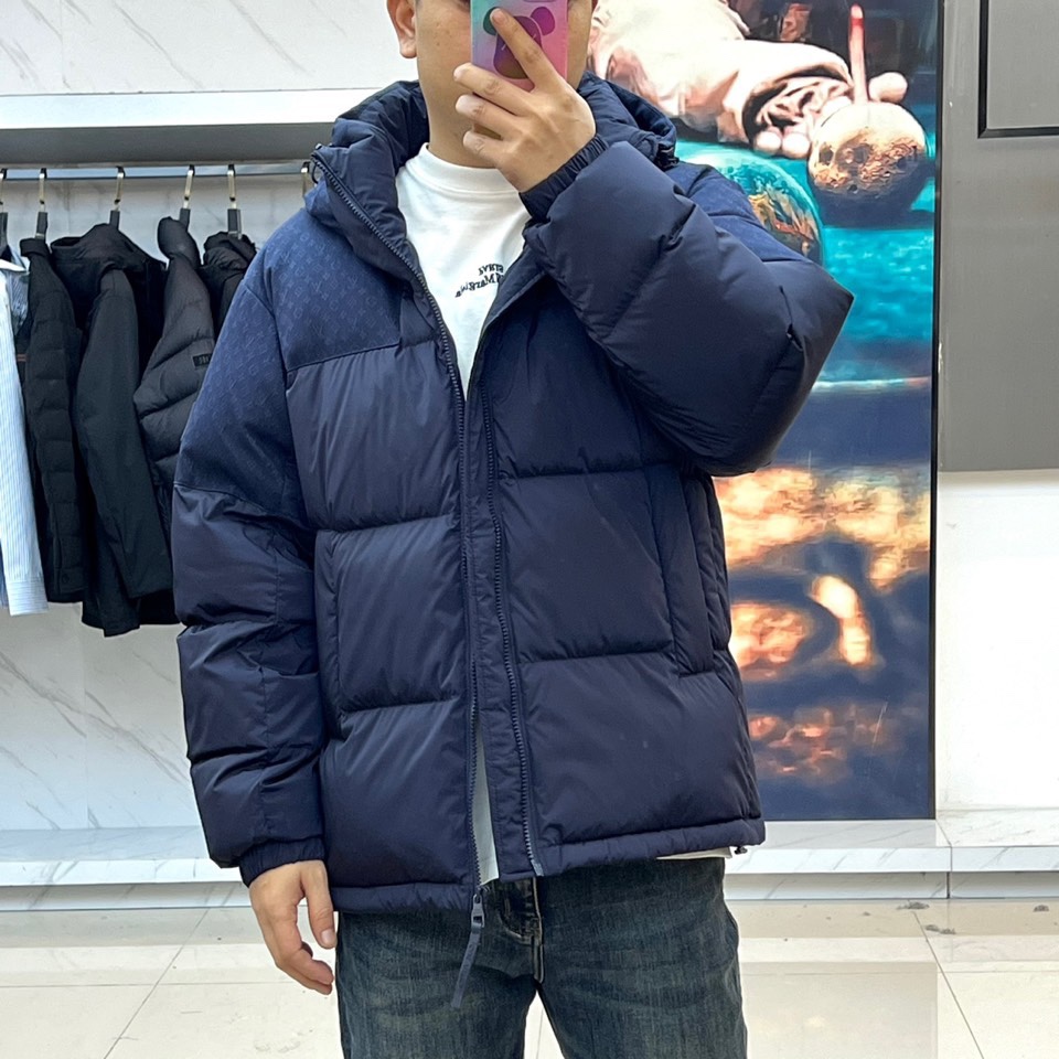 1v威登（鹅绒）、2025秋冬新品羽绒服，这款连帽羽绒服采用规整的方块绗缝工艺，形成立体饱满的轮廓线条，