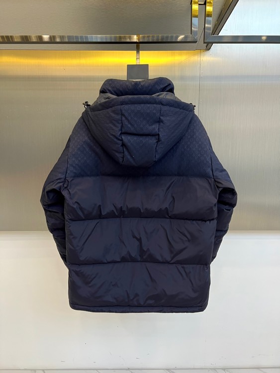 1v威登（鹅绒）、2025秋冬新品羽绒服，这款连帽羽绒服采用规整的方块绗缝工艺，形成立体饱满的轮廓线条，