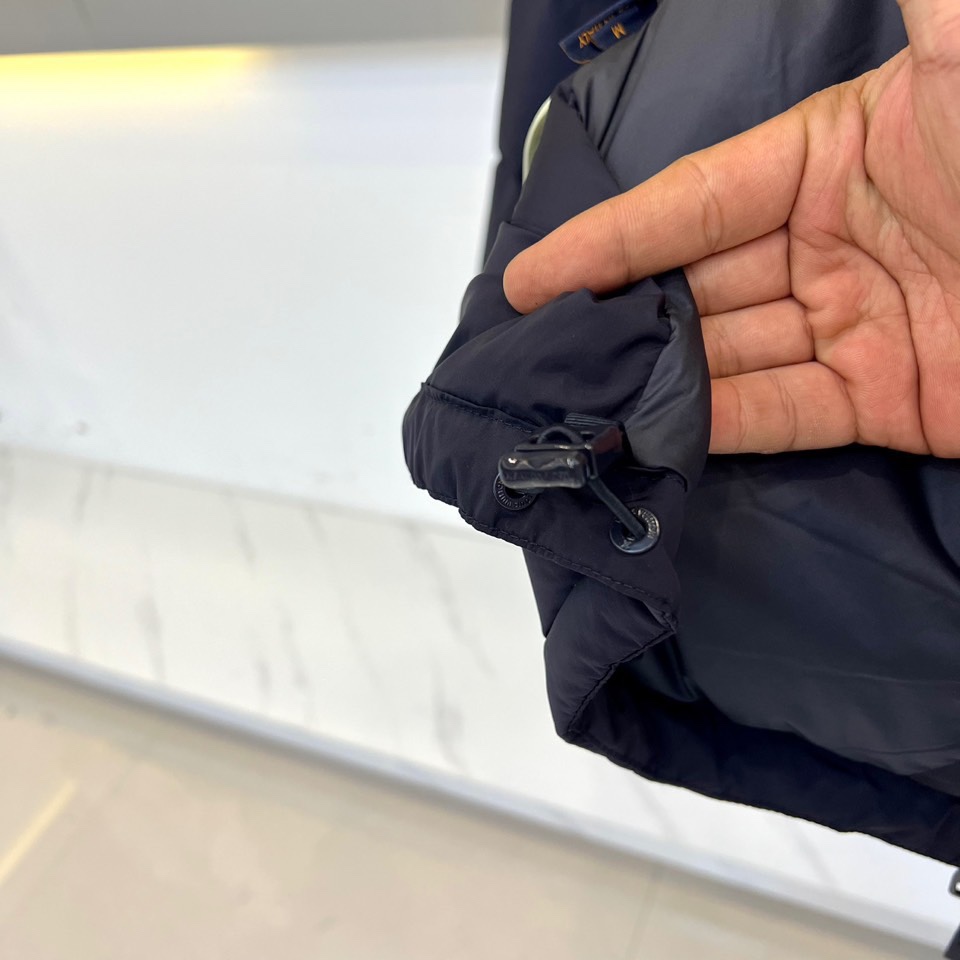 1v威登（鹅绒）、2025秋冬新品羽绒服，这款连帽羽绒服采用规整的方块绗缝工艺，形成立体饱满的轮廓线条，