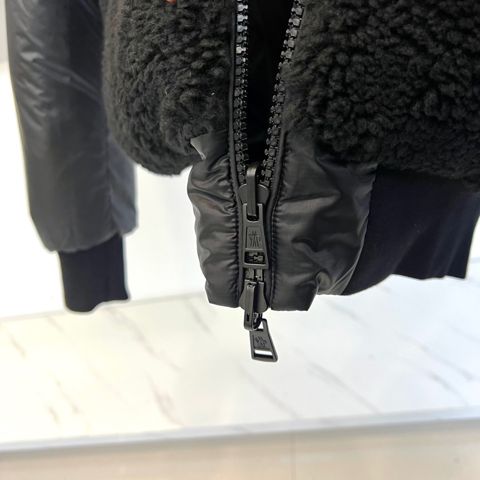 Mon蒙口（鹅绒）、2025秋冬新品【双面穿】羽绒服，以创新设计诠释一衣多穿的实用美学。款式采用长款廓形