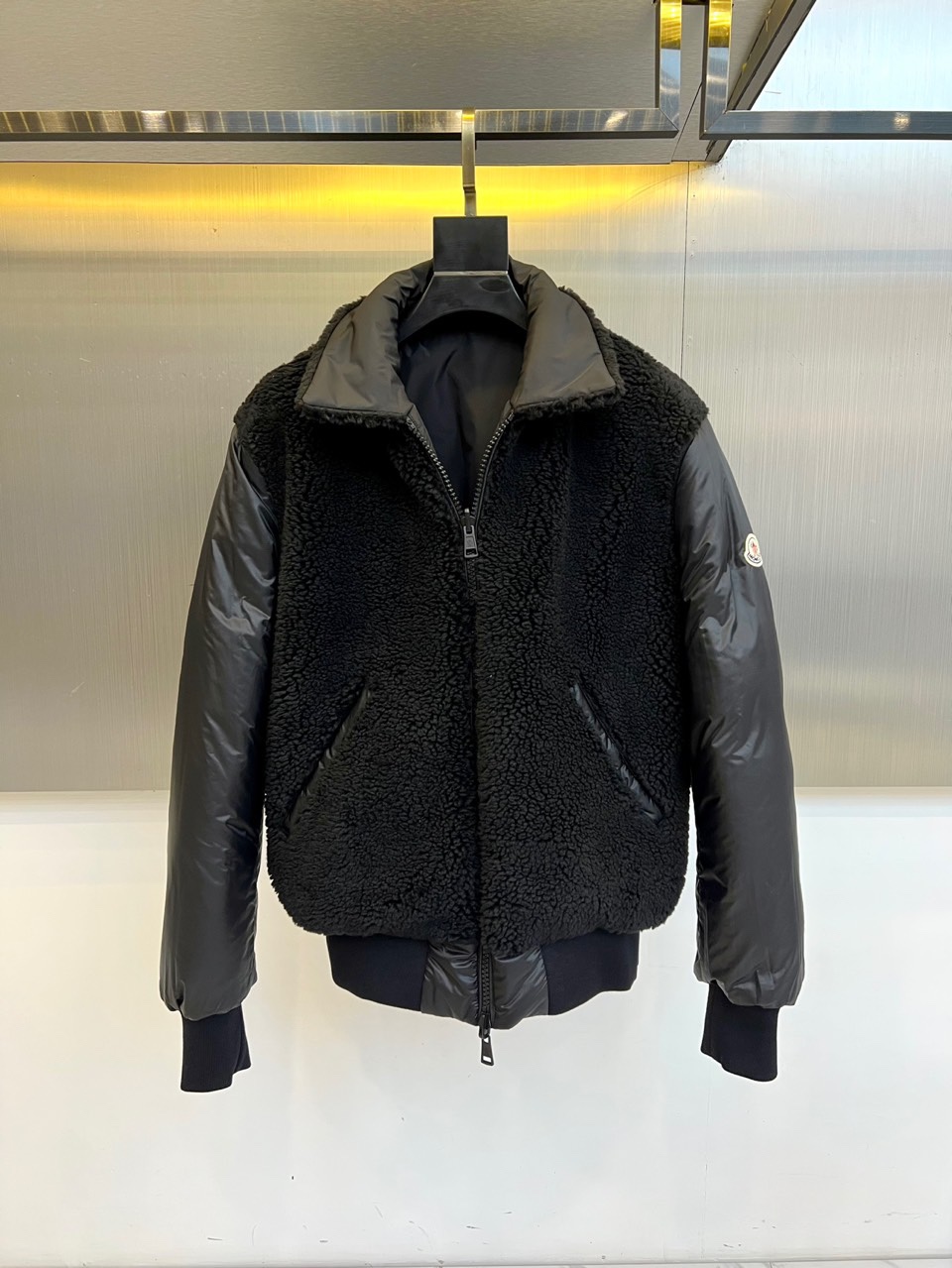 Mon蒙口（鹅绒）、2025秋冬新品【双面穿】羽绒服，以创新设计诠释一衣多穿的实用美学。款式采用长款廓形