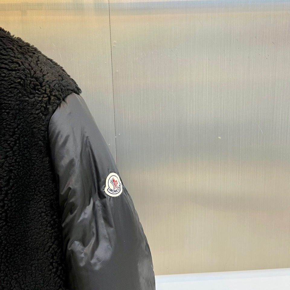 Mon蒙口（鹅绒）、2025秋冬新品【双面穿】羽绒服，以创新设计诠释一衣多穿的实用美学。款式采用长款廓形