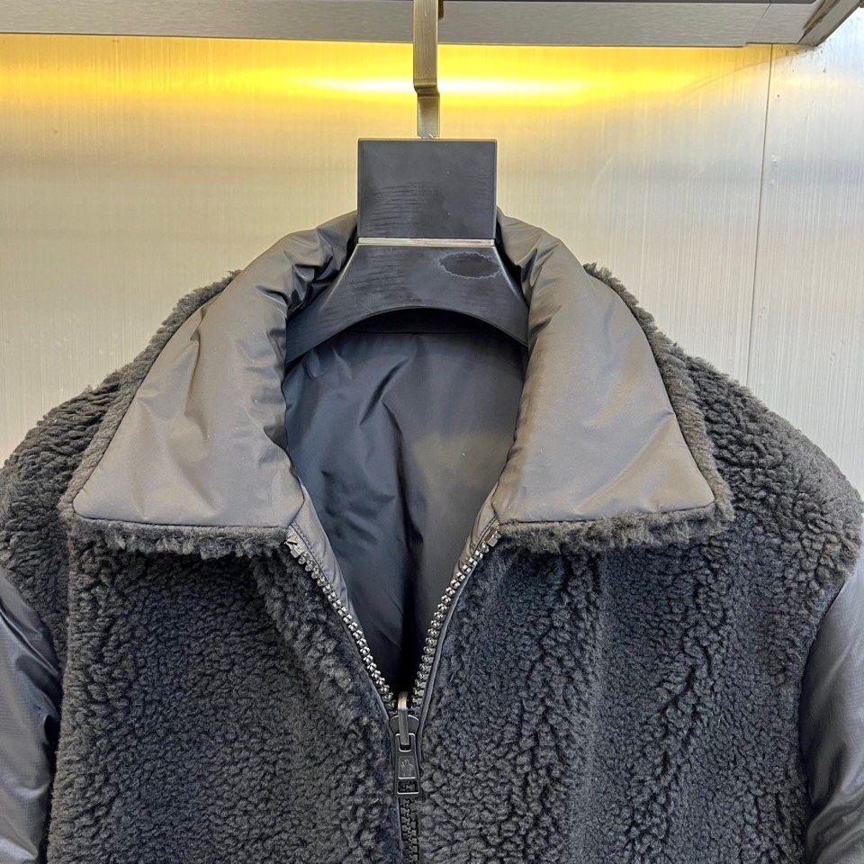 Mon蒙口（鹅绒）、2025秋冬新品【双面穿】羽绒服，以创新设计诠释一衣多穿的实用美学。款式采用长款廓形