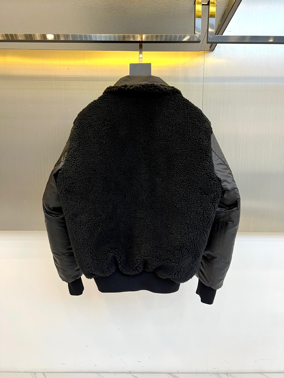 Mon蒙口（鹅绒）、2025秋冬新品【双面穿】羽绒服，以创新设计诠释一衣多穿的实用美学。款式采用长款廓形