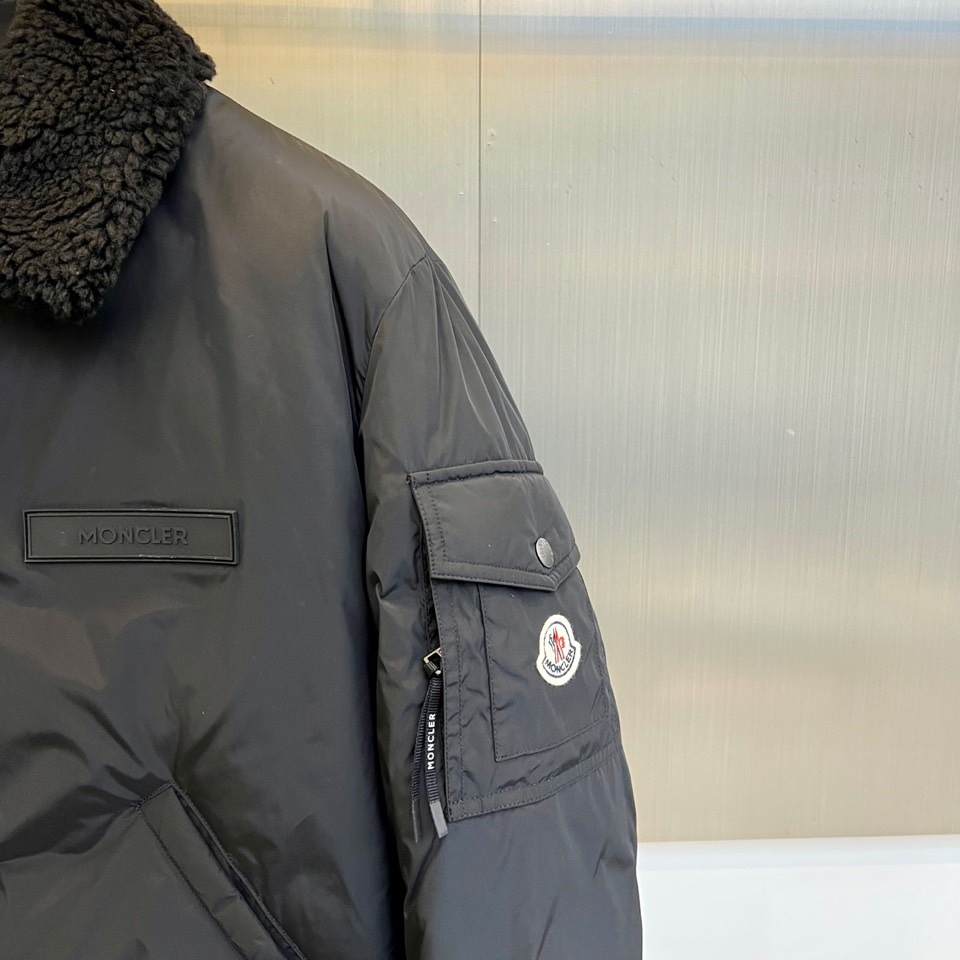 Mon蒙口（鹅绒）、2025秋冬新品【双面穿】羽绒服，以创新设计诠释一衣多穿的实用美学。款式采用长款廓形