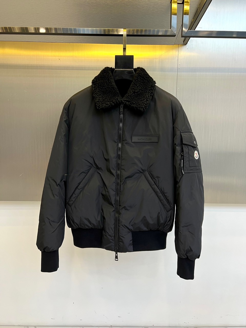 Mon蒙口（鹅绒）、2025秋冬新品【双面穿】羽绒服，以创新设计诠释一衣多穿的实用美学。款式采用长款廓形