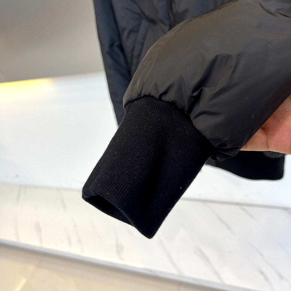 Mon蒙口（鹅绒）、2025秋冬新品【双面穿】羽绒服，以创新设计诠释一衣多穿的实用美学。款式采用长款廓形