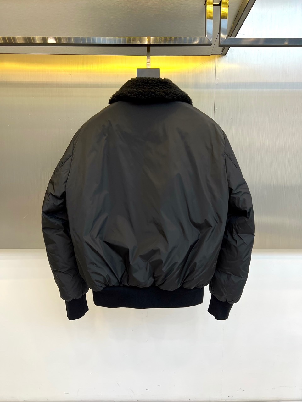 Mon蒙口（鹅绒）、2025秋冬新品【双面穿】羽绒服，以创新设计诠释一衣多穿的实用美学。款式采用长款廓形