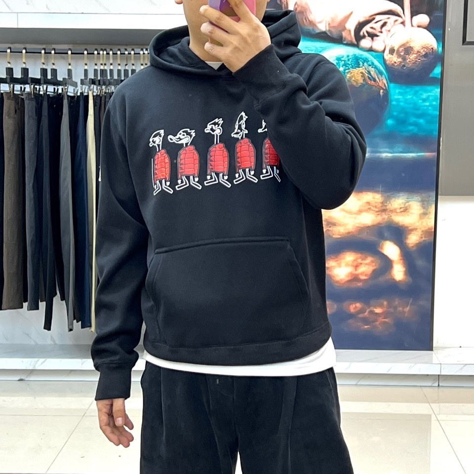 Moncler蒙口、 2025秋冬新品加绒加厚连帽卫衣，款式采用经典连帽设计，结合加绒加厚的空气棉材质，