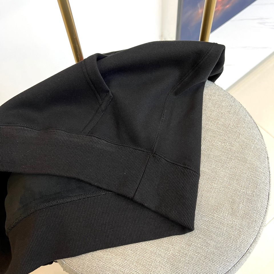 Moncler蒙口、 2025秋冬新品加绒加厚连帽卫衣，款式采用经典连帽设计，结合加绒加厚的空气棉材质，