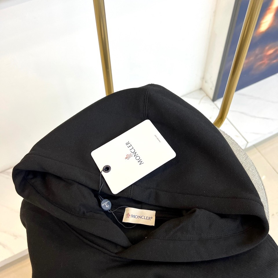 Moncler蒙口、 2025秋冬新品加绒加厚连帽卫衣，款式采用经典连帽设计，结合加绒加厚的空气棉材质，
