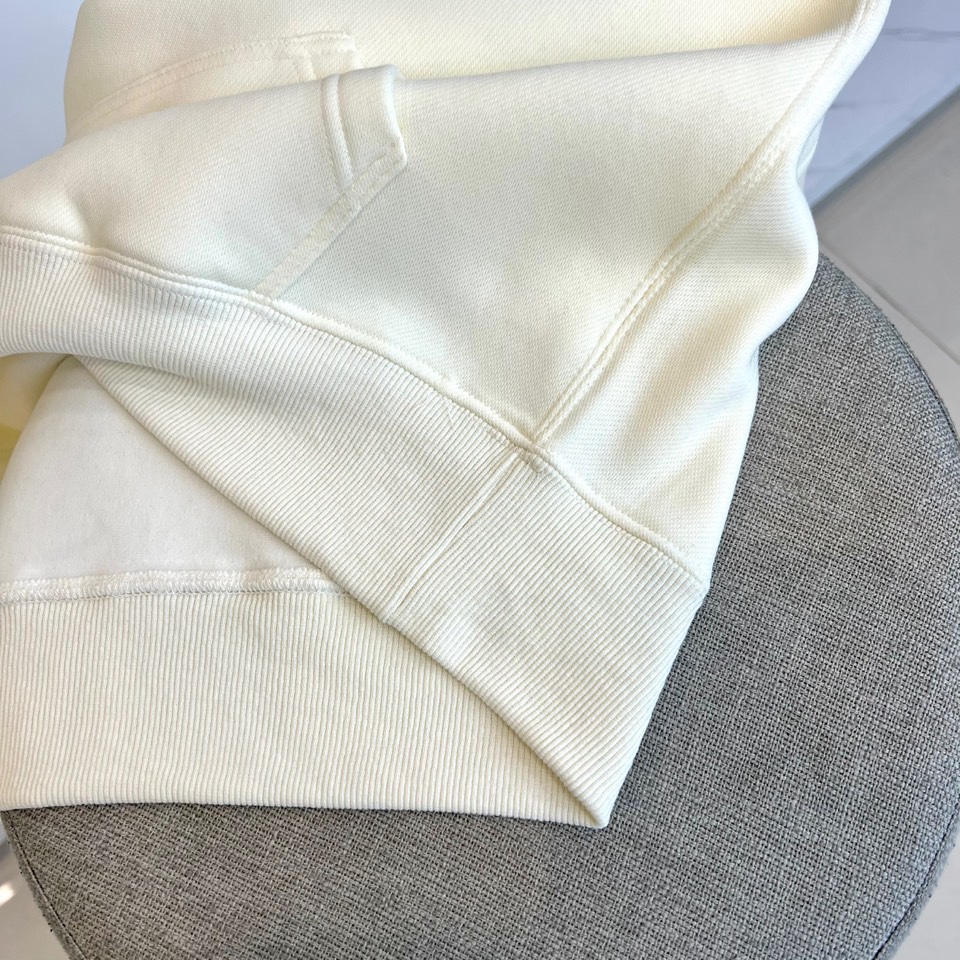 Moncler蒙口、 2025秋冬新品加绒加厚连帽卫衣，款式采用经典连帽设计，结合加绒加厚的空气棉材质，