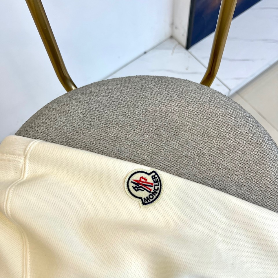 Moncler蒙口、 2025秋冬新品加绒加厚连帽卫衣，款式采用经典连帽设计，结合加绒加厚的空气棉材质，