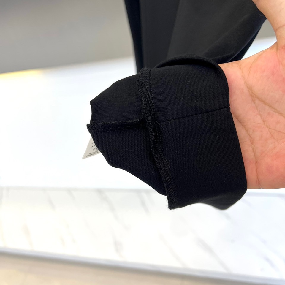 Bur巴宝莉、2025秋冬新品男士空气层卫衣，这款圆领卫衣采用空气层面料打造，95%棉与5%氨纶的精准配