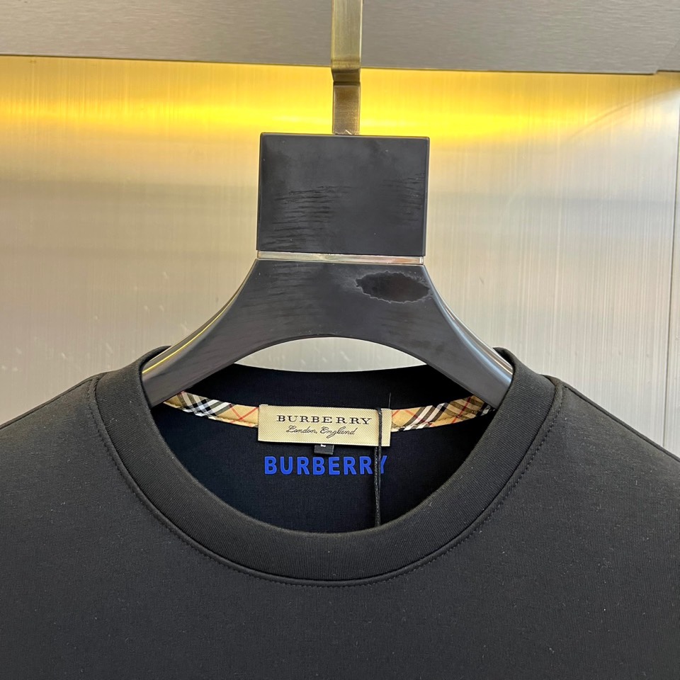 Bur巴宝莉、2025秋冬新品男士空气层卫衣，这款圆领卫衣采用空气层面料打造，95%棉与5%氨纶的精准配