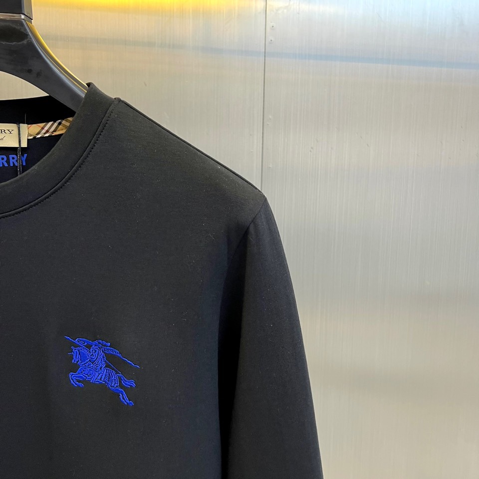 Bur巴宝莉、2025秋冬新品男士空气层卫衣，这款圆领卫衣采用空气层面料打造，95%棉与5%氨纶的精准配