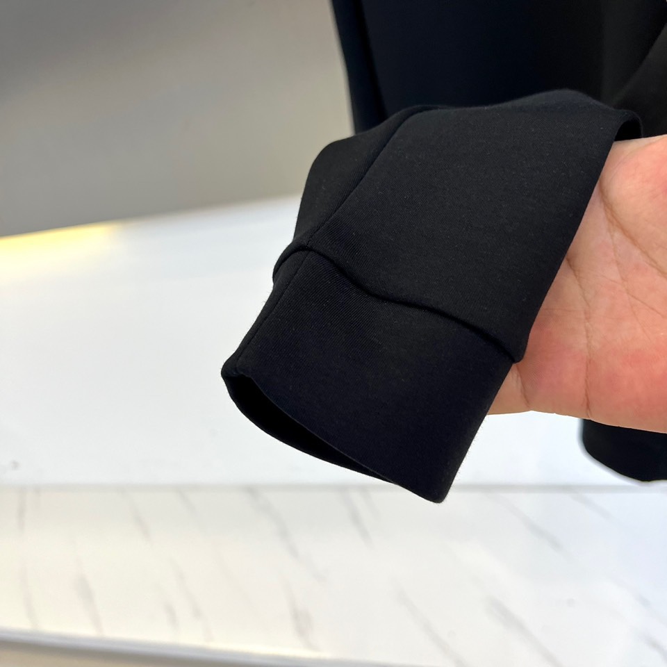 Bur巴宝莉、2025秋冬新品男士空气层卫衣，这款圆领卫衣采用空气层面料打造，95%棉与5%氨纶的精准配