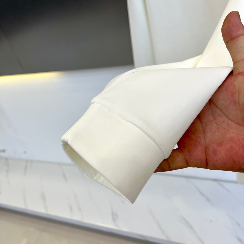 Bur巴宝莉、2025秋冬新品男士空气层卫衣，这款圆领卫衣采用空气层面料打造，95%棉与5%氨纶的精准配