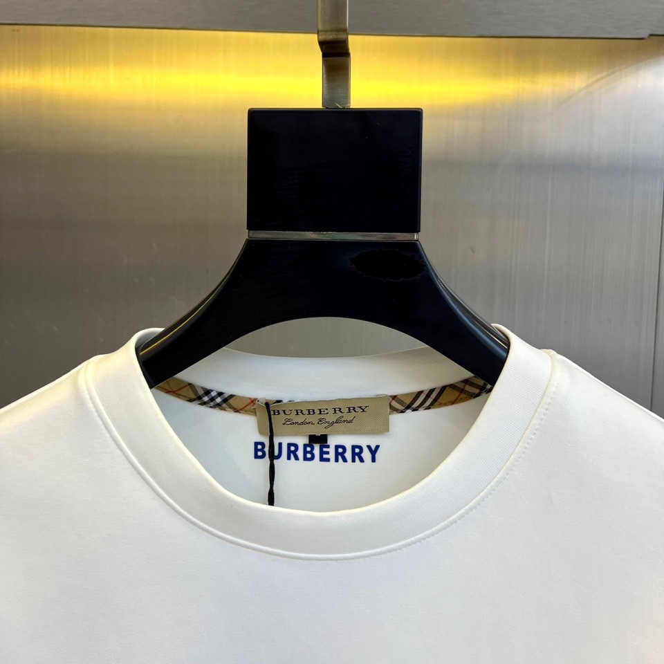 Bur巴宝莉、2025秋冬新品男士空气层卫衣，这款圆领卫衣采用空气层面料打造，95%棉与5%氨纶的精准配