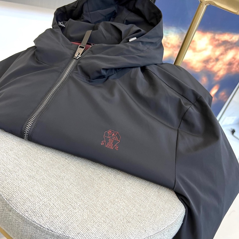 Brunello Cucinelli-（白鹅绒）2025秋冬新品连帽夹克，以极致工艺诠释低调奢华。采用银