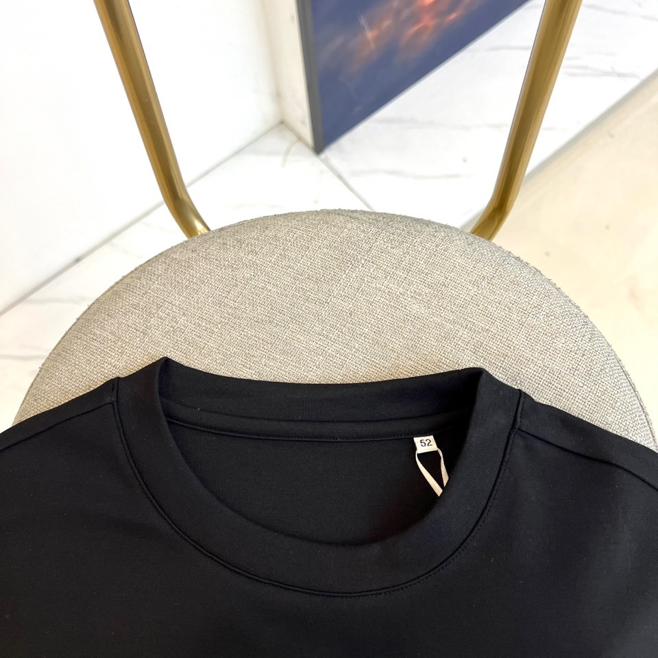 Fend芬迪、芬迪2025秋冬新品男士莫代尔超柔面料长袖T恤，演绎简约奢华的日常美学。这款T恤采用47%