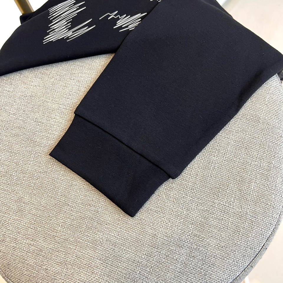 Fend芬迪、芬迪2025秋冬新品男士莫代尔超柔面料长袖T恤，演绎简约奢华的日常美学。这款T恤采用47%