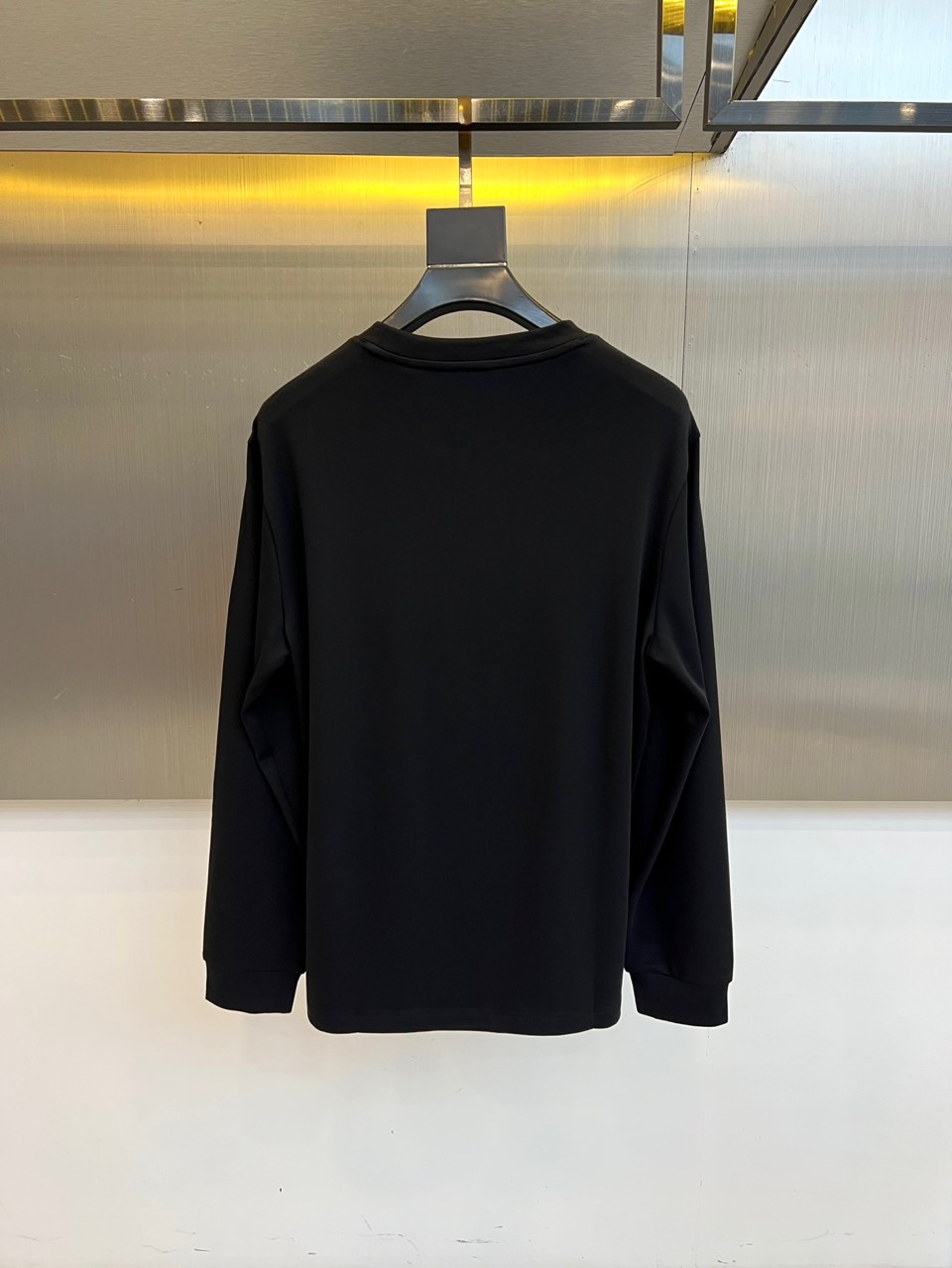 Fend芬迪、芬迪2025秋冬新品男士莫代尔超柔面料长袖T恤，演绎简约奢华的日常美学。这款T恤采用47%