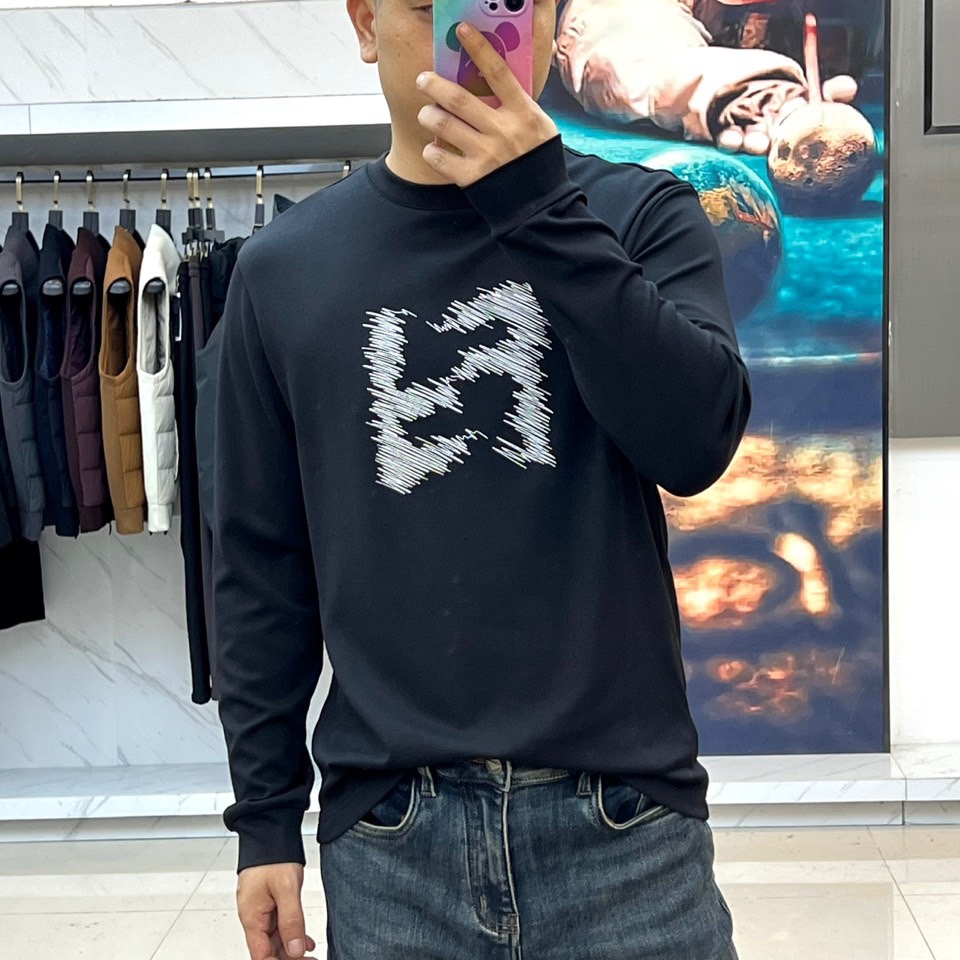 Fend芬迪、芬迪2025秋冬新品男士莫代尔超柔面料长袖T恤，演绎简约奢华的日常美学。这款T恤采用47%