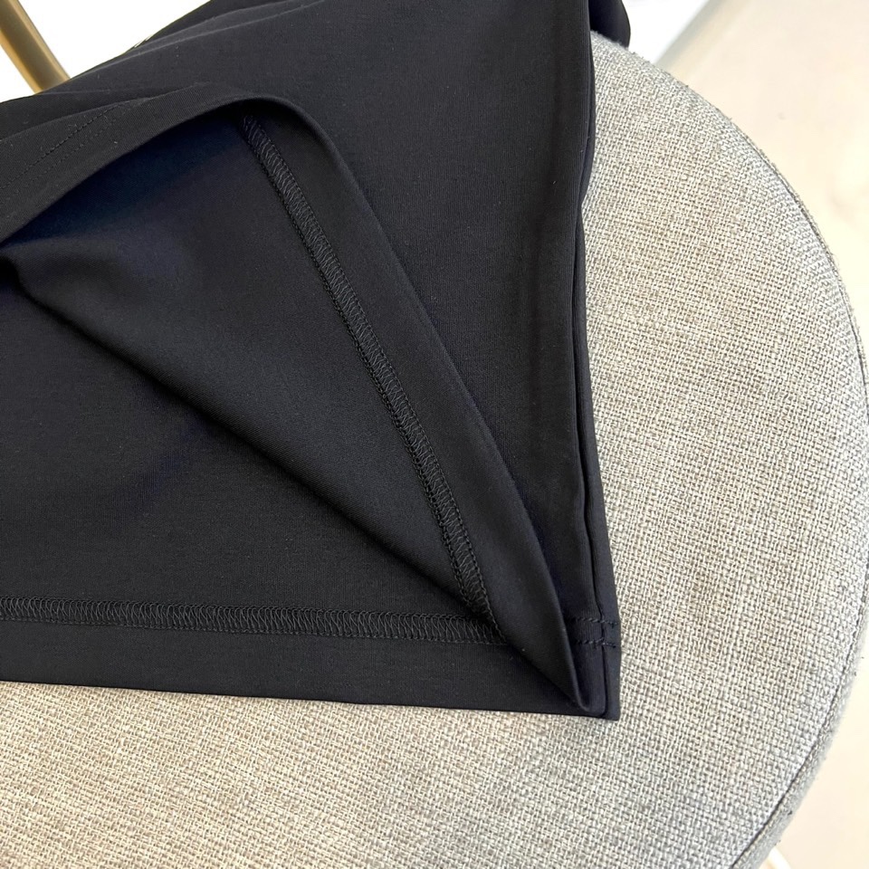 Fend芬迪、芬迪2025秋冬新品男士莫代尔超柔面料长袖T恤，演绎简约奢华的日常美学。这款T恤采用47%