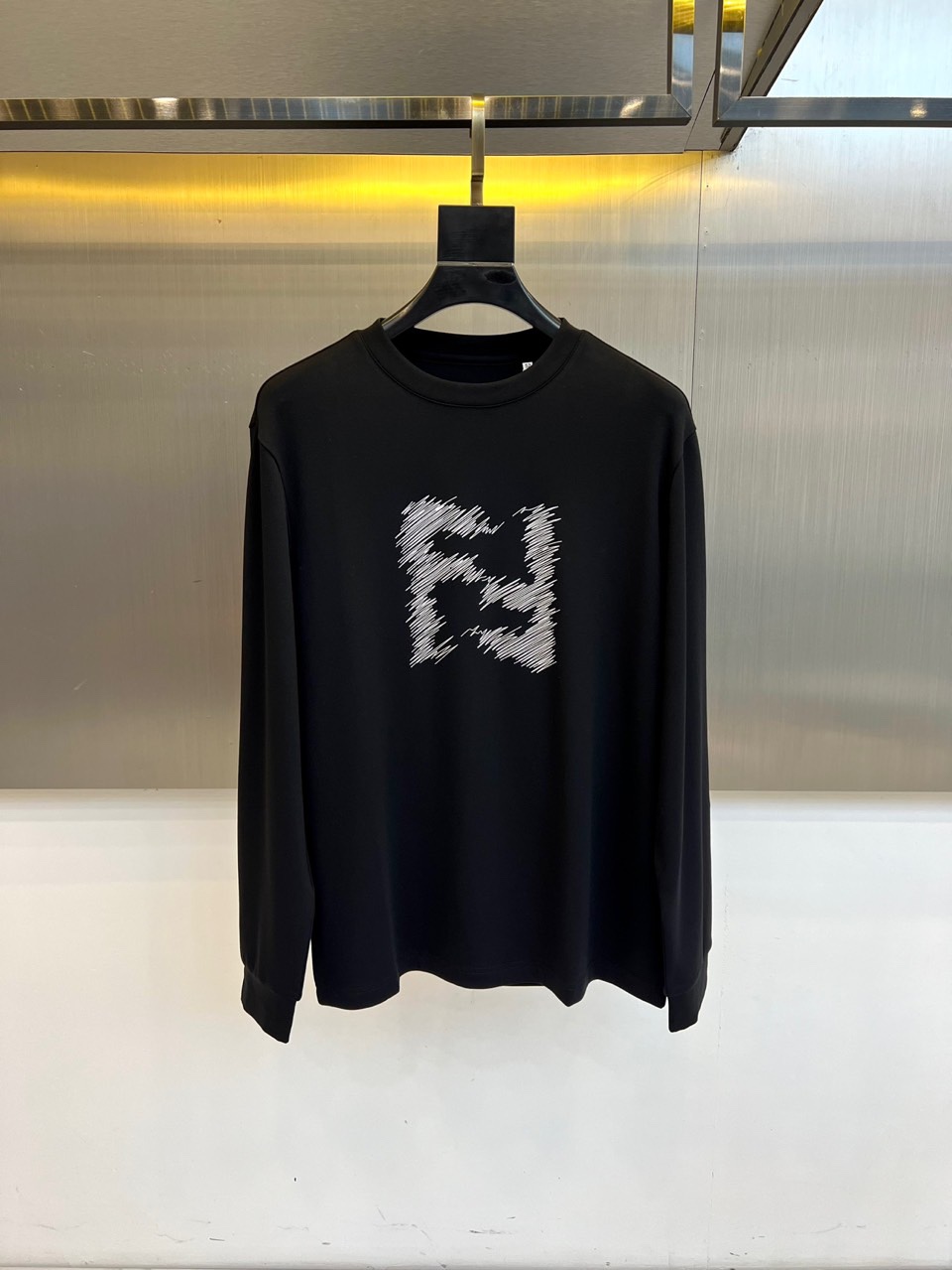 Fend芬迪、芬迪2025秋冬新品男士莫代尔超柔面料长袖T恤，演绎简约奢华的日常美学。这款T恤采用47%