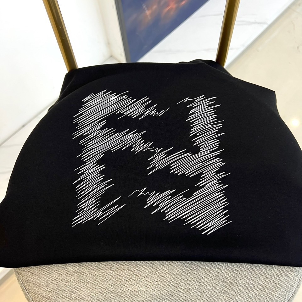 Fend芬迪、芬迪2025秋冬新品男士莫代尔超柔面料长袖T恤，演绎简约奢华的日常美学。这款T恤采用47%