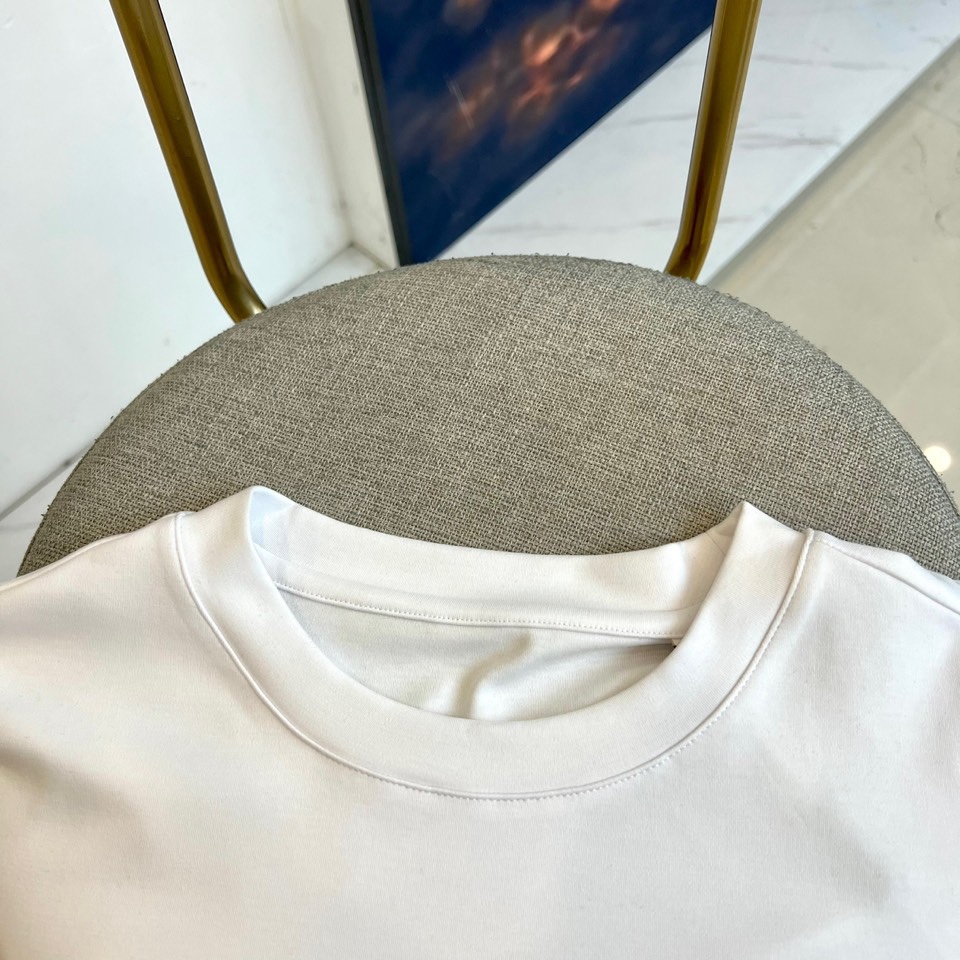 Fend芬迪、芬迪2025秋冬新品男士莫代尔超柔面料长袖T恤，演绎简约奢华的日常美学。这款T恤采用47%