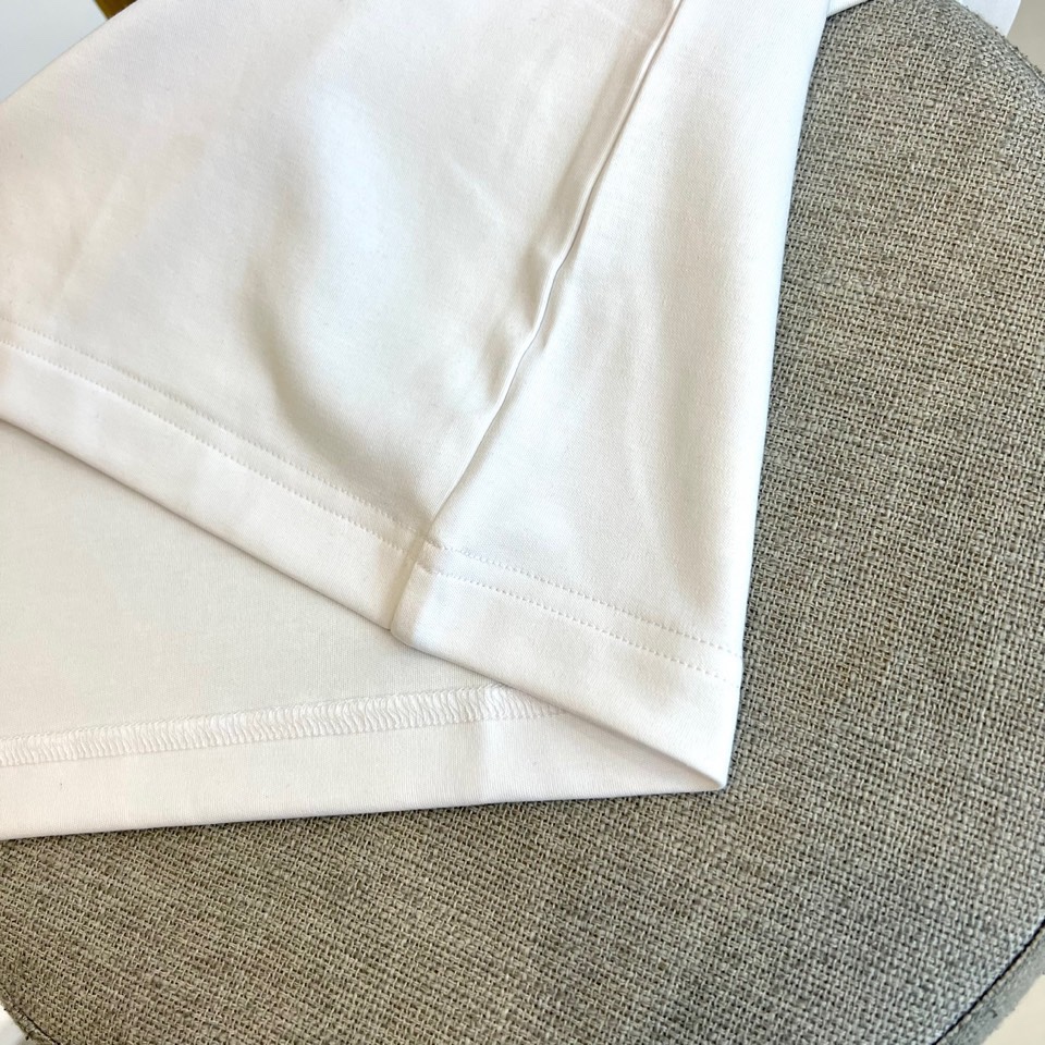 Fend芬迪、芬迪2025秋冬新品男士莫代尔超柔面料长袖T恤，演绎简约奢华的日常美学。这款T恤采用47%