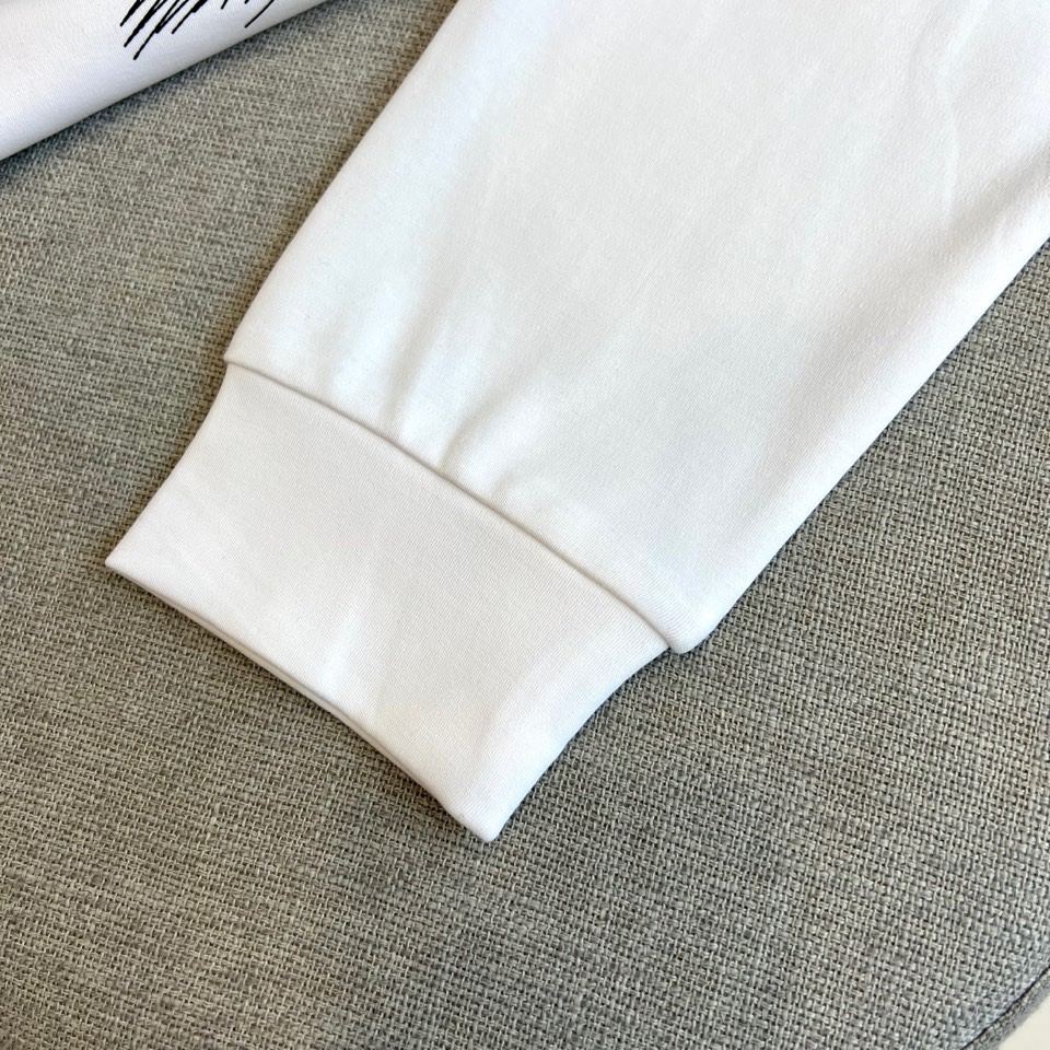 Fend芬迪、芬迪2025秋冬新品男士莫代尔超柔面料长袖T恤，演绎简约奢华的日常美学。这款T恤采用47%