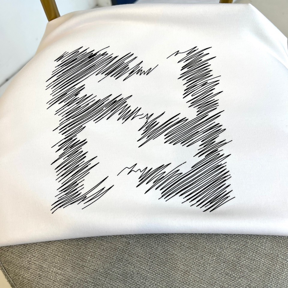 Fend芬迪、芬迪2025秋冬新品男士莫代尔超柔面料长袖T恤，演绎简约奢华的日常美学。这款T恤采用47%