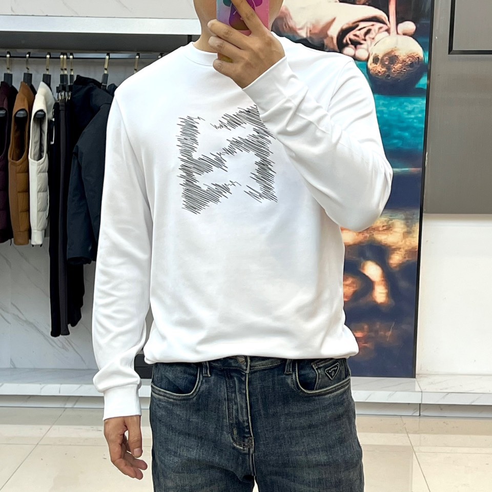 Fend芬迪、芬迪2025秋冬新品男士莫代尔超柔面料长袖T恤，演绎简约奢华的日常美学。这款T恤采用47%