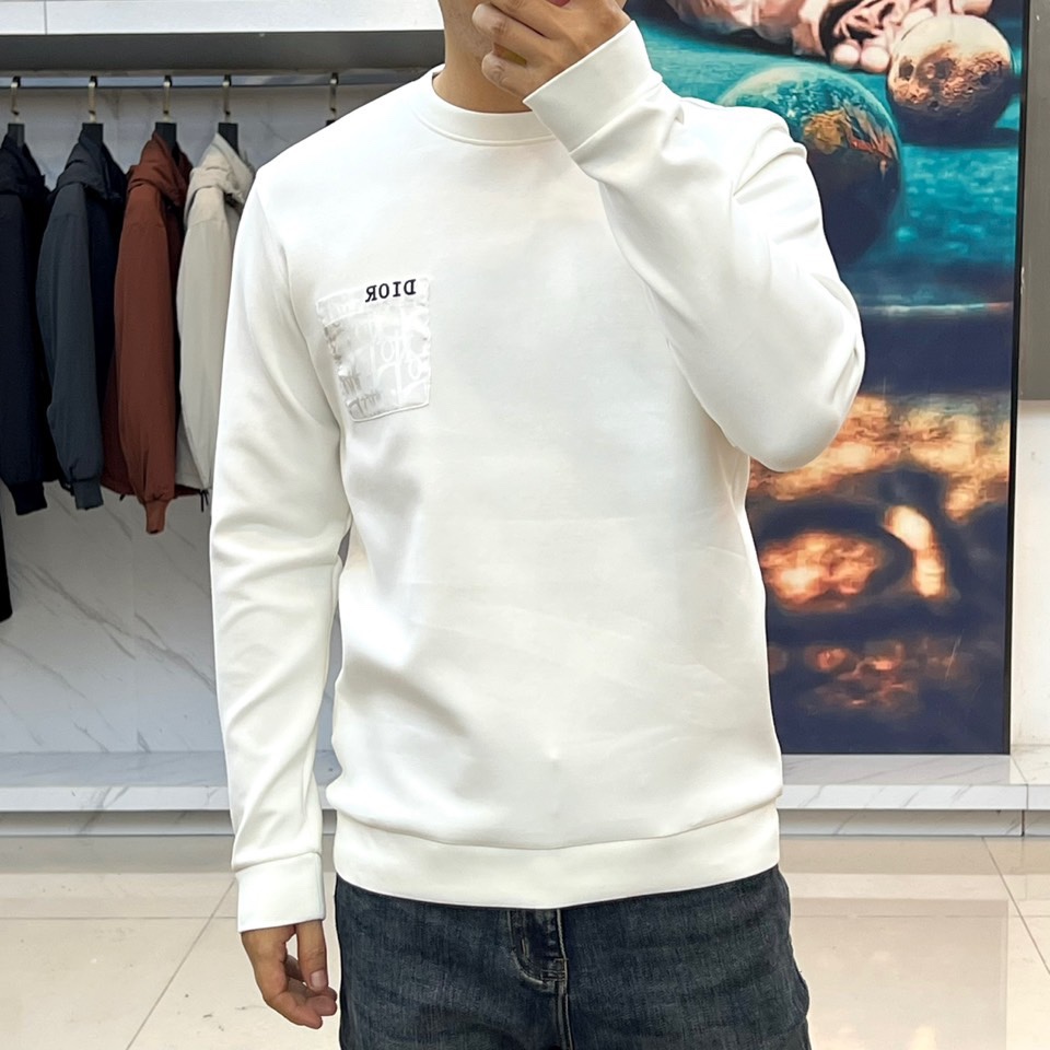 Dio迪奥、2025秋冬新品男士空气层卫衣，这款圆领卫衣采用95%棉与5%氨纶混纺的空气层面料，通过独特