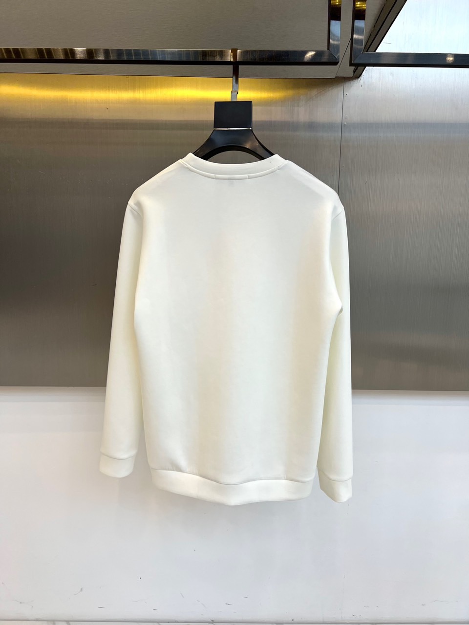 Dio迪奥、2025秋冬新品男士空气层卫衣，这款圆领卫衣采用95%棉与5%氨纶混纺的空气层面料，通过独特