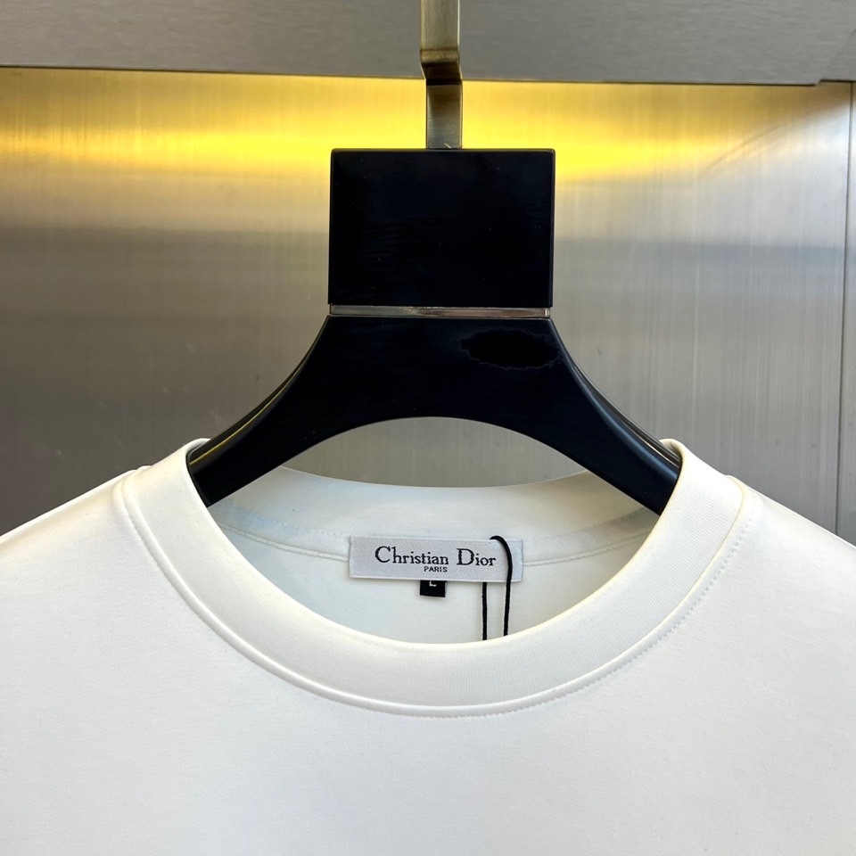 Dio迪奥、2025秋冬新品男士空气层卫衣，这款圆领卫衣采用95%棉与5%氨纶混纺的空气层面料，通过独特