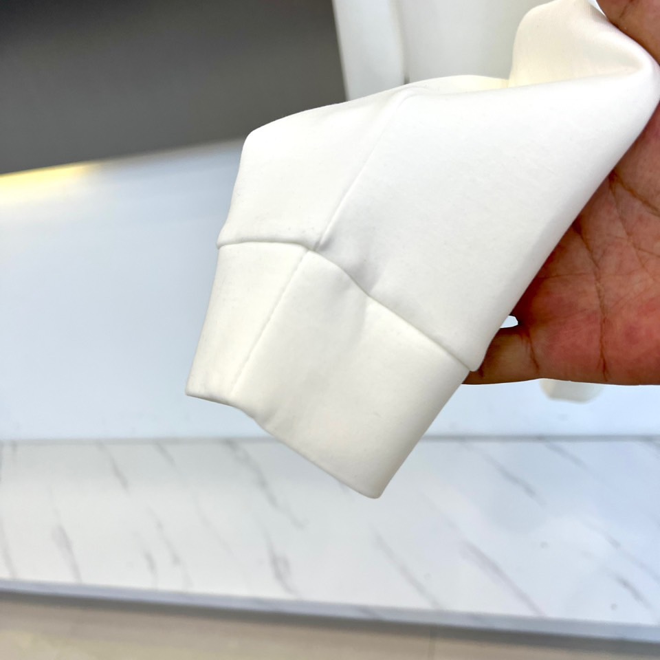 Dio迪奥、2025秋冬新品男士空气层卫衣，这款圆领卫衣采用95%棉与5%氨纶混纺的空气层面料，通过独特