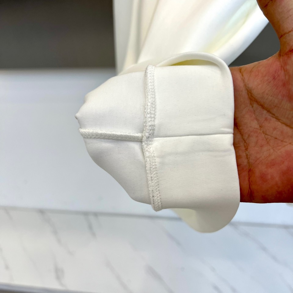 Dio迪奥、2025秋冬新品男士空气层卫衣，这款圆领卫衣采用95%棉与5%氨纶混纺的空气层面料，通过独特