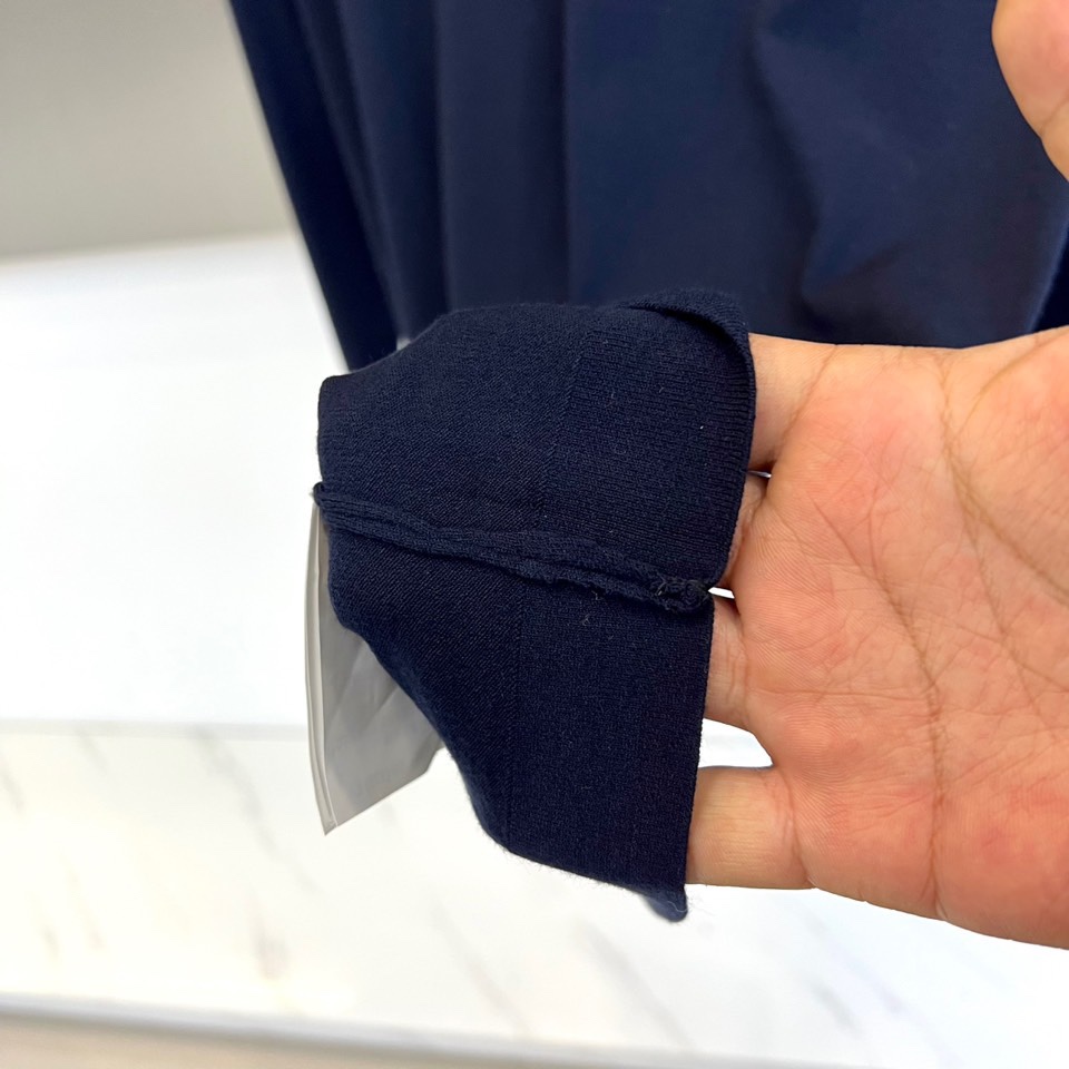 Prad普拉达、2025秋冬呈献天丝羊毛针织新品，以匠心织就简约中的不凡。甄选天丝与羊毛混纺纱线，织就的