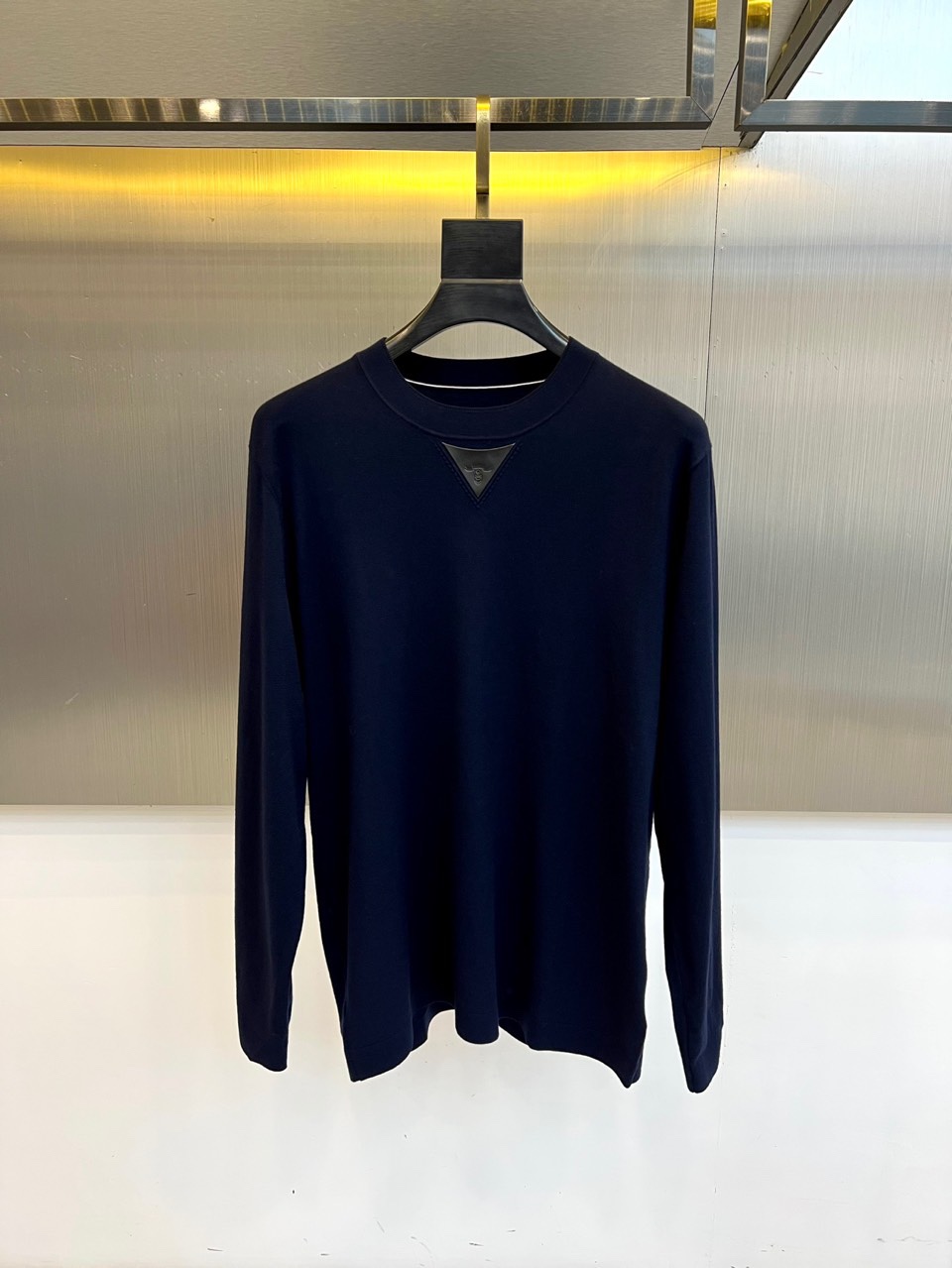 Prad普拉达、2025秋冬呈献天丝羊毛针织新品，以匠心织就简约中的不凡。甄选天丝与羊毛混纺纱线，织就的