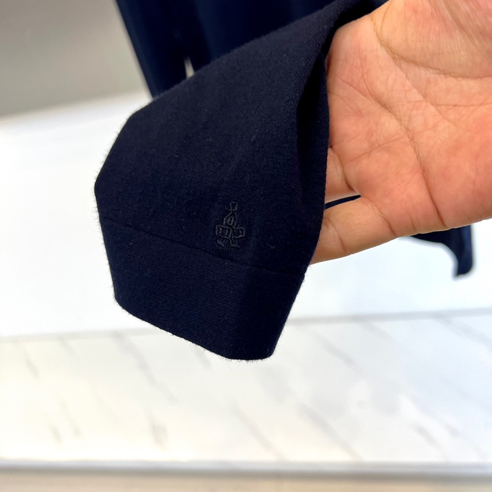 Prad普拉达、2025秋冬呈献天丝羊毛针织新品，以匠心织就简约中的不凡。甄选天丝与羊毛混纺纱线，织就的