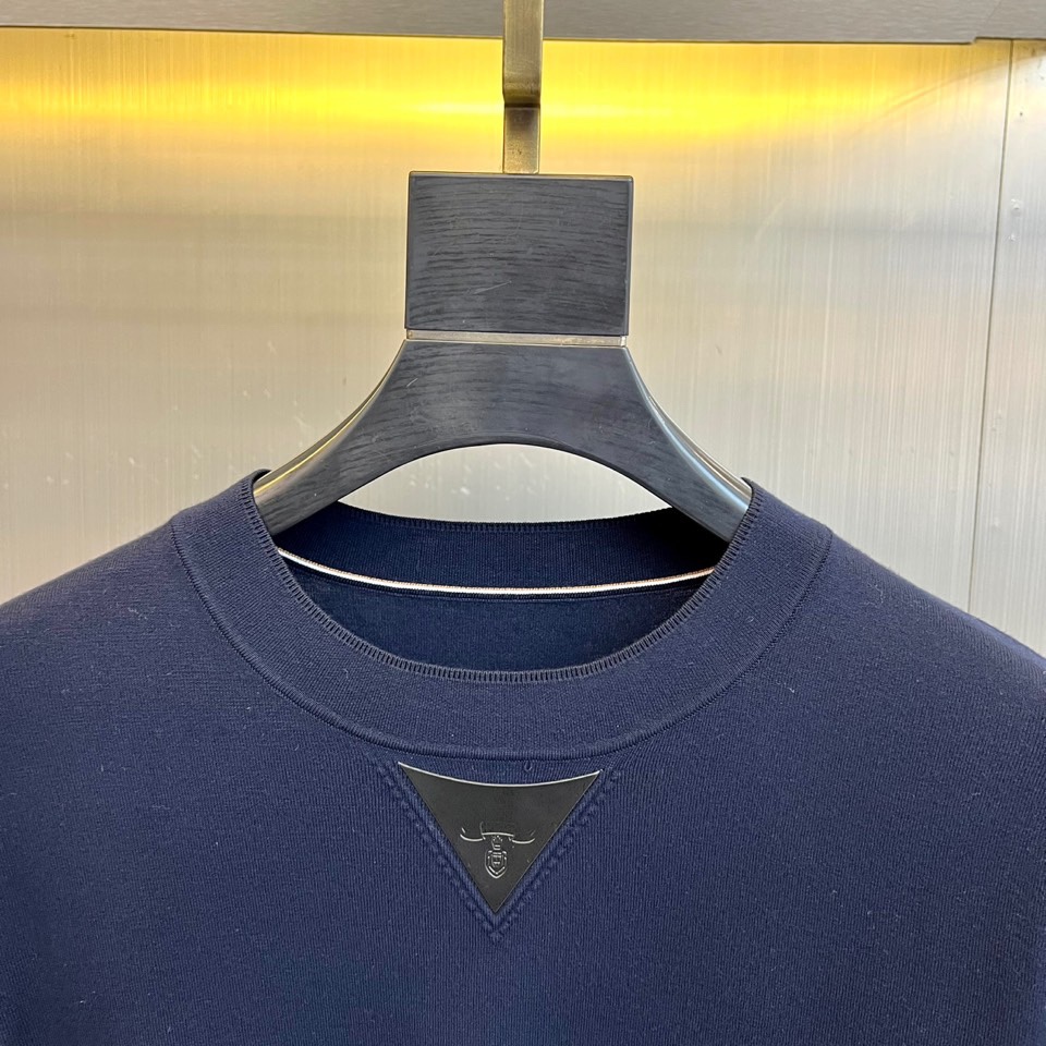 Prad普拉达、2025秋冬呈献天丝羊毛针织新品，以匠心织就简约中的不凡。甄选天丝与羊毛混纺纱线，织就的