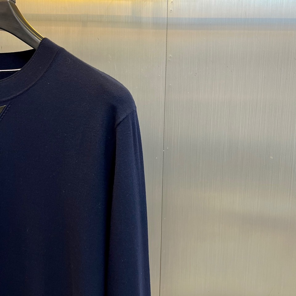 Prad普拉达、2025秋冬呈献天丝羊毛针织新品，以匠心织就简约中的不凡。甄选天丝与羊毛混纺纱线，织就的