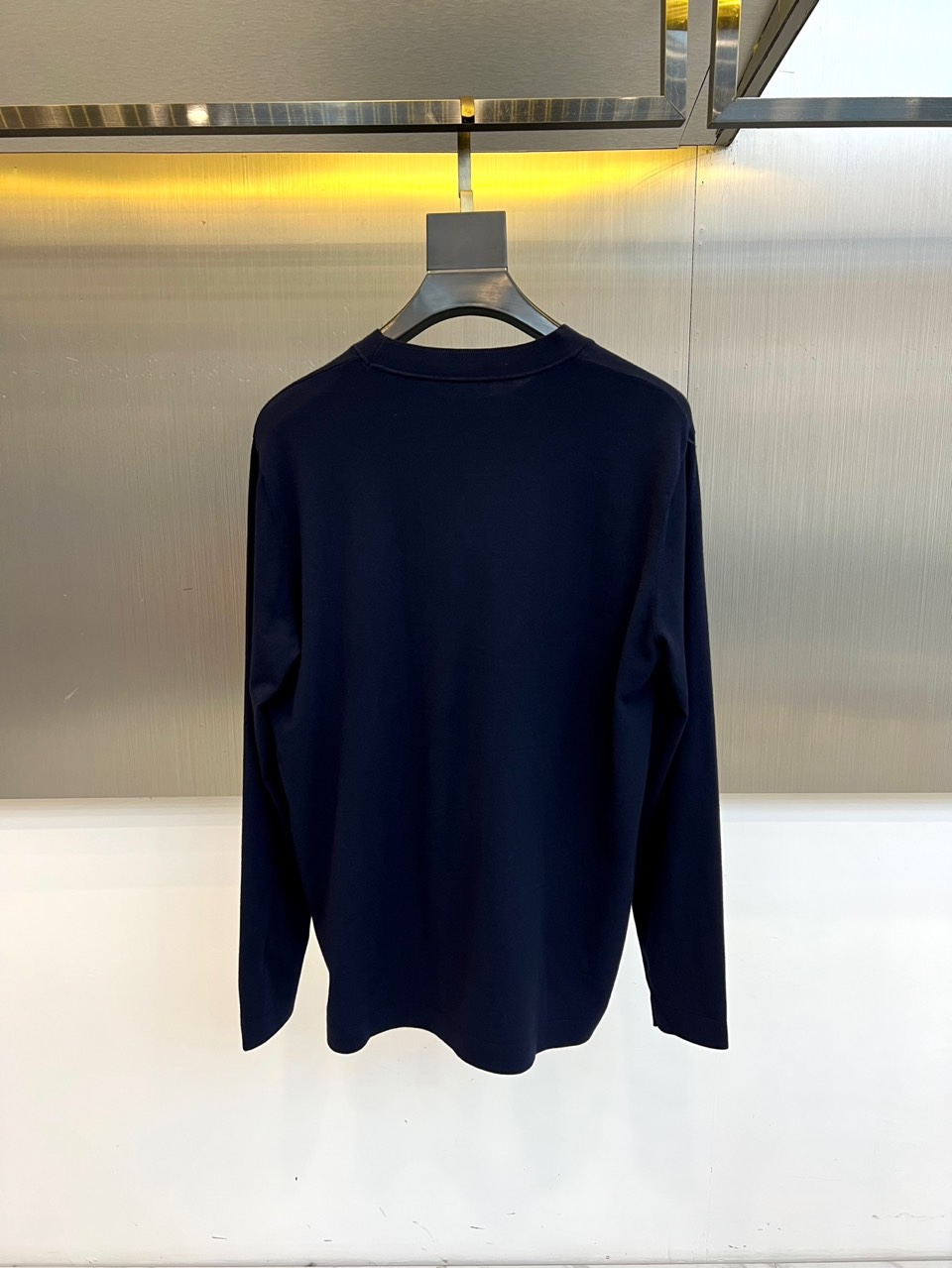 Prad普拉达、2025秋冬呈献天丝羊毛针织新品，以匠心织就简约中的不凡。甄选天丝与羊毛混纺纱线，织就的