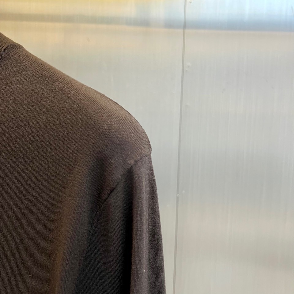 Prad普拉达、2025秋冬呈献天丝羊毛针织新品，以匠心织就简约中的不凡。甄选天丝与羊毛混纺纱线，织就的