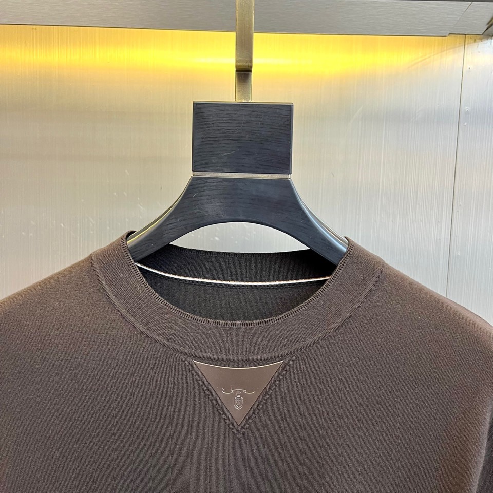 Prad普拉达、2025秋冬呈献天丝羊毛针织新品，以匠心织就简约中的不凡。甄选天丝与羊毛混纺纱线，织就的