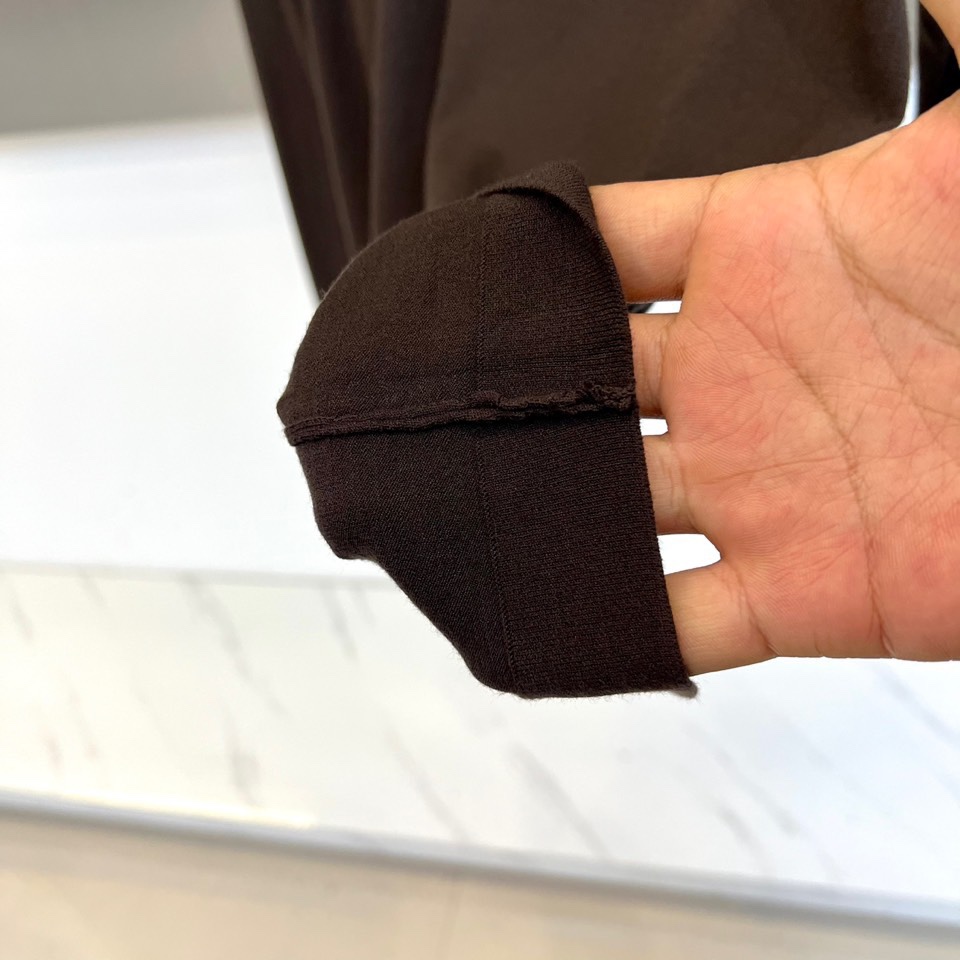 Prad普拉达、2025秋冬呈献天丝羊毛针织新品，以匠心织就简约中的不凡。甄选天丝与羊毛混纺纱线，织就的